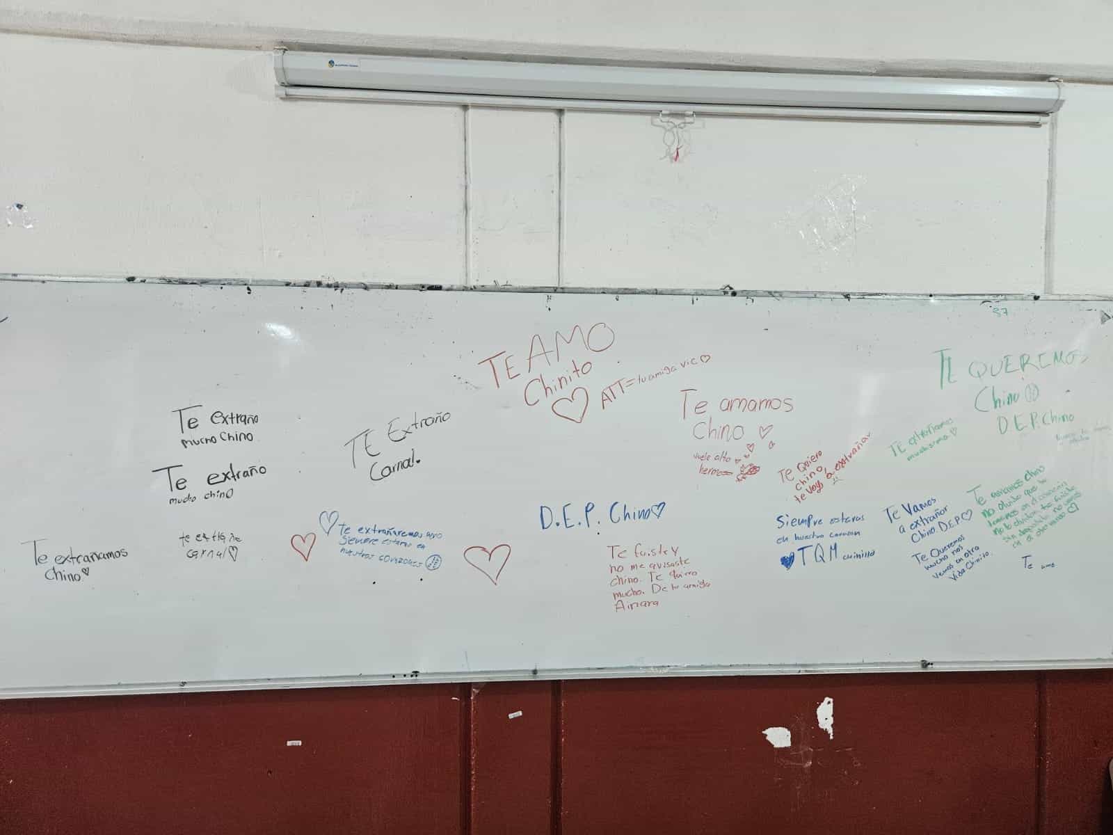 Pizarrón de la escuela Secundaria Técnica #92 del salón en el que iba Jorge Corvera Carrillo con dedicatoria