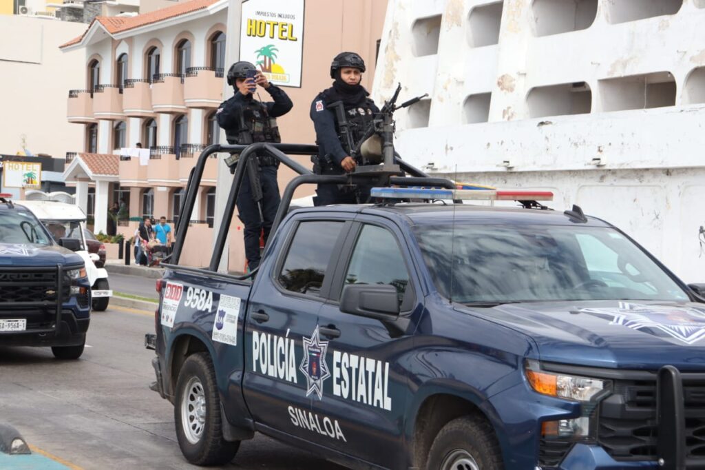 Operativo de seguridad por motivo del Carnaval de Mazatlán 2024, elementos de seguridad realizan recorrido por el malecón de Mazatlán.