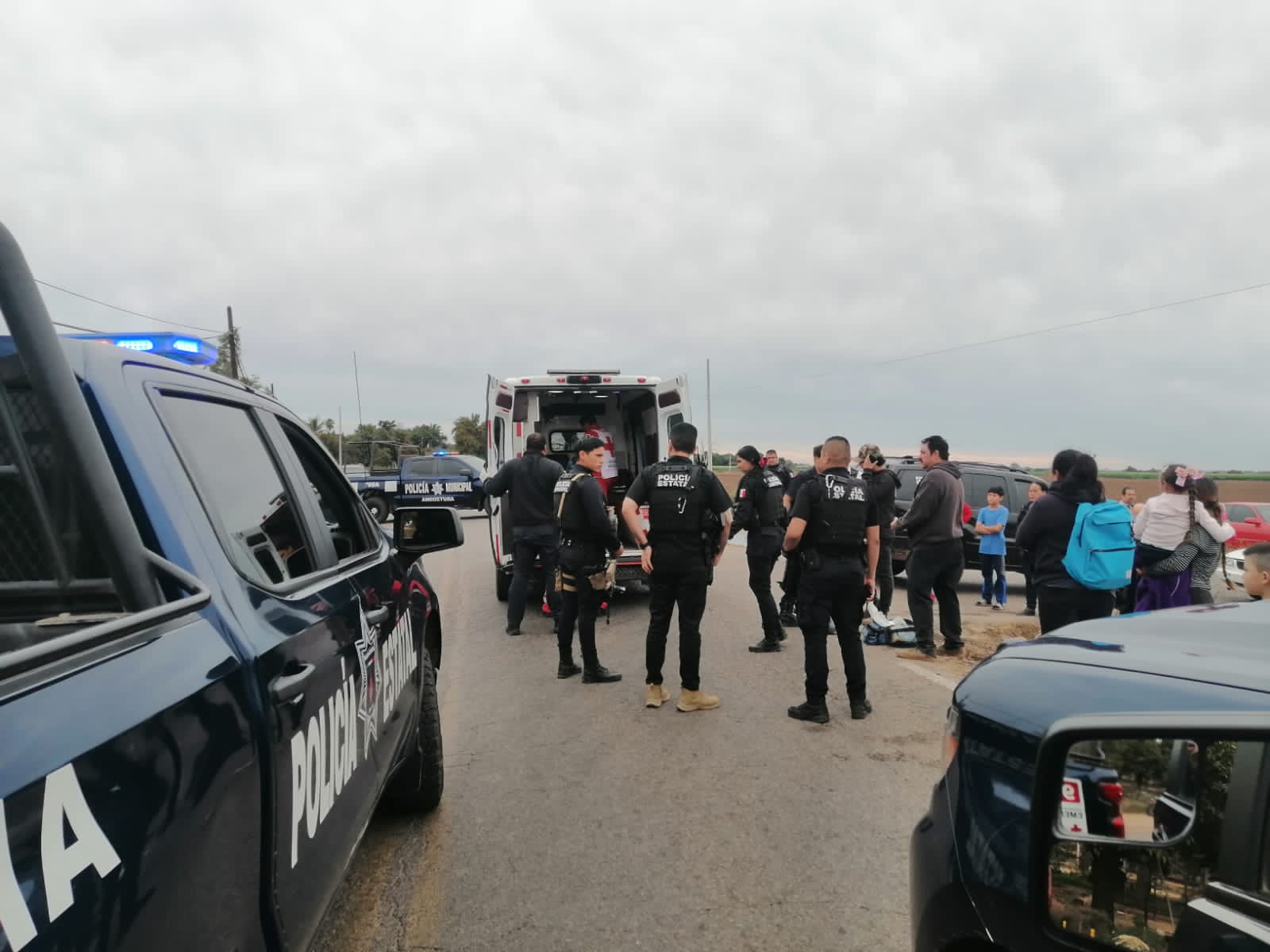 Policía Estatal en el lugar donde Jesús tuvo un accidente en Angostura
