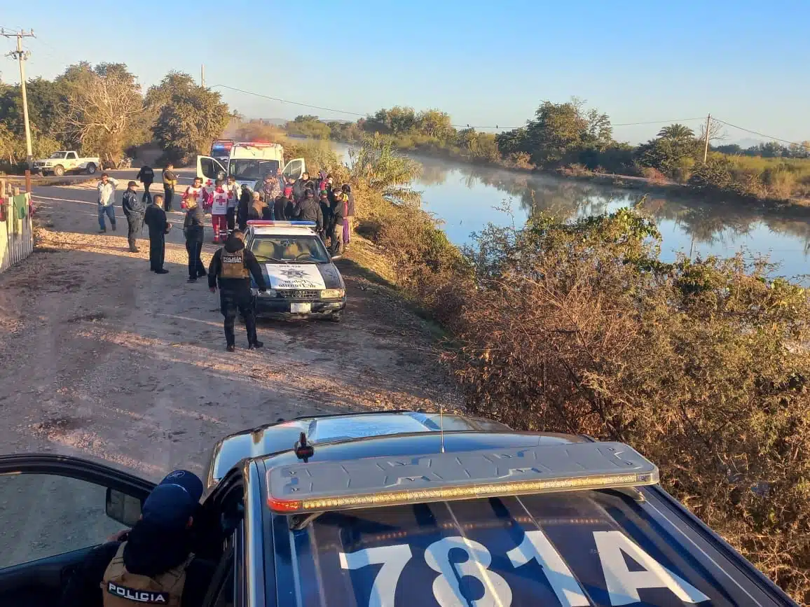 Jornaleros, personal de la policía municipal y elementos de Cruz Roja en el lugar donde cayó un camión a un canal en Juan José Ríos, Guasave