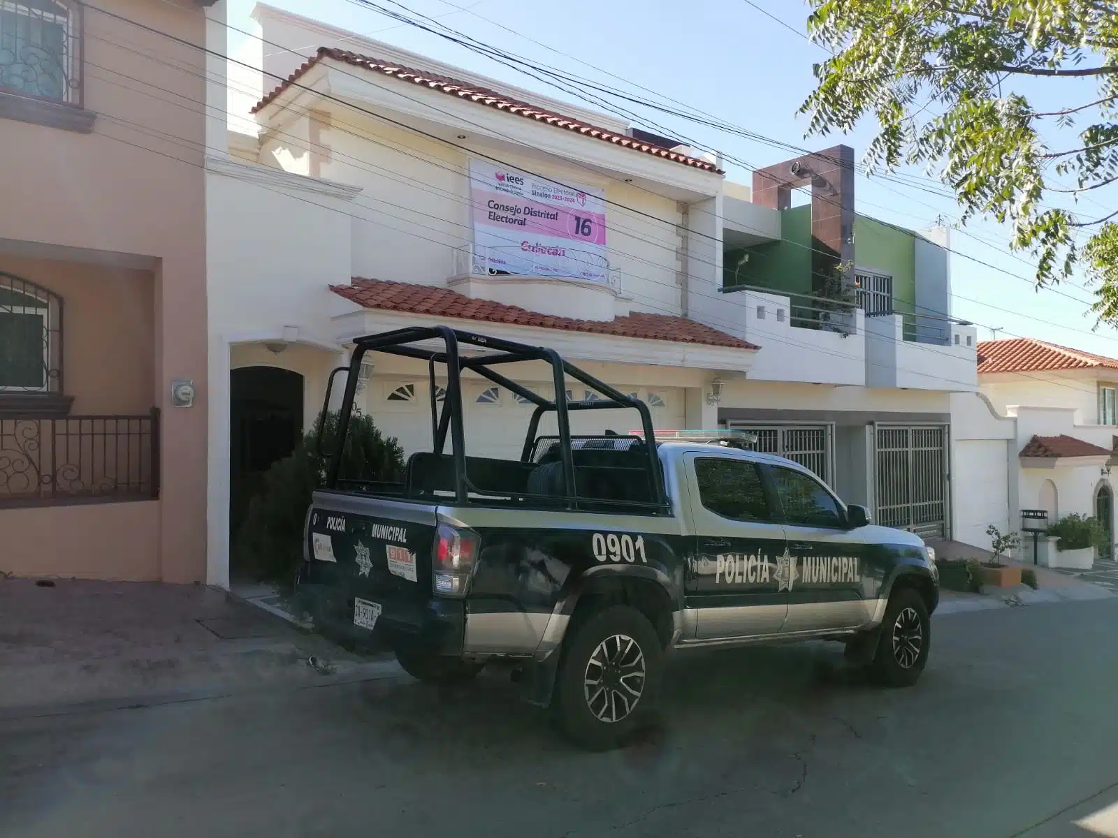 Policía Municipal de Culiacán a fuera de las oficinas del Consejo Distrital del Instituto Electoral del Estado de Sinaloa (IEES)