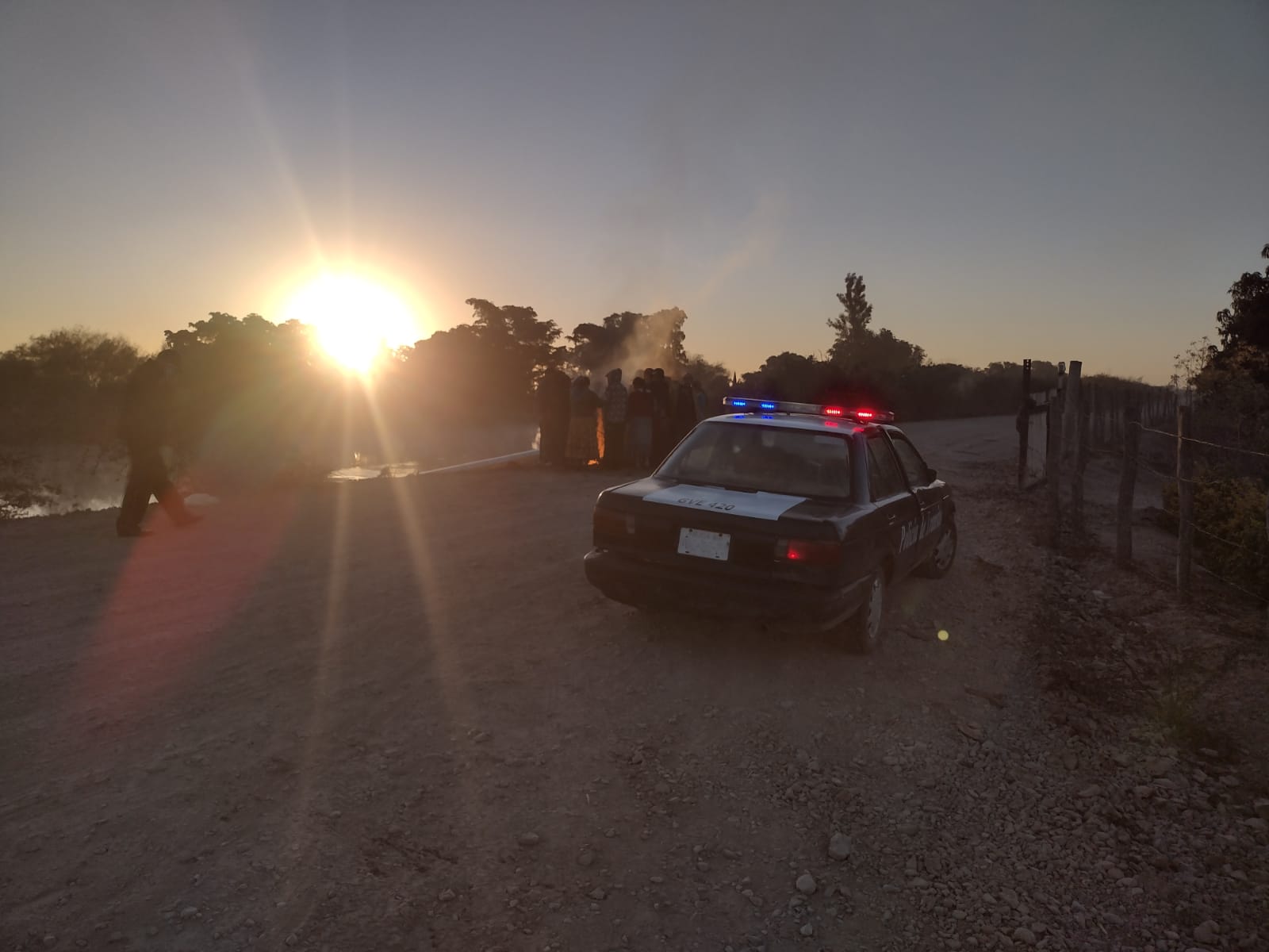 Policía Municipal de Guasave en el lugar donde cayó un camión de jornaleros en Juan José Ríos