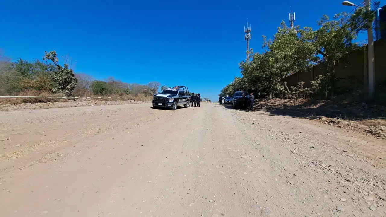 Elementos de la Policía Municipal y Ejército Mexicano en el lugar donde encontraron asesinado a Edgar Iván en Culiacán