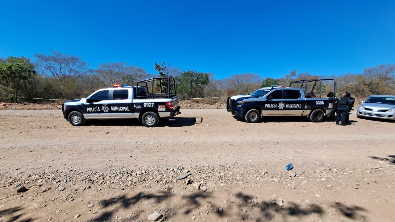 Elementos de la Policía Municipal y Ejército Mexicano en el lugar donde encontraron asesinado a Edgar Iván en Culiacán
