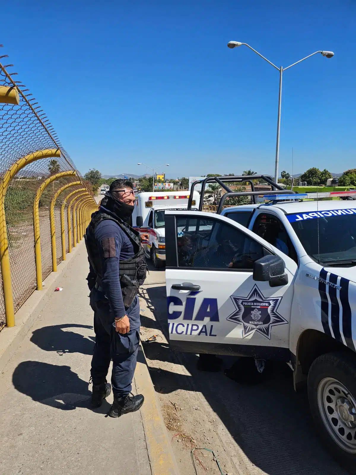 Policía Municipal de Mazatlán en el lugar donde María Fernanda se cayó de la motocicleta en la que viajaba con su papá