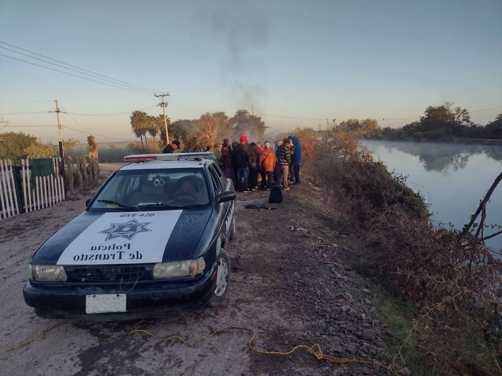 Policía de Tránsito de Guasave en el lugar donde cayó un camión de jornaleros en Juan José Ríos