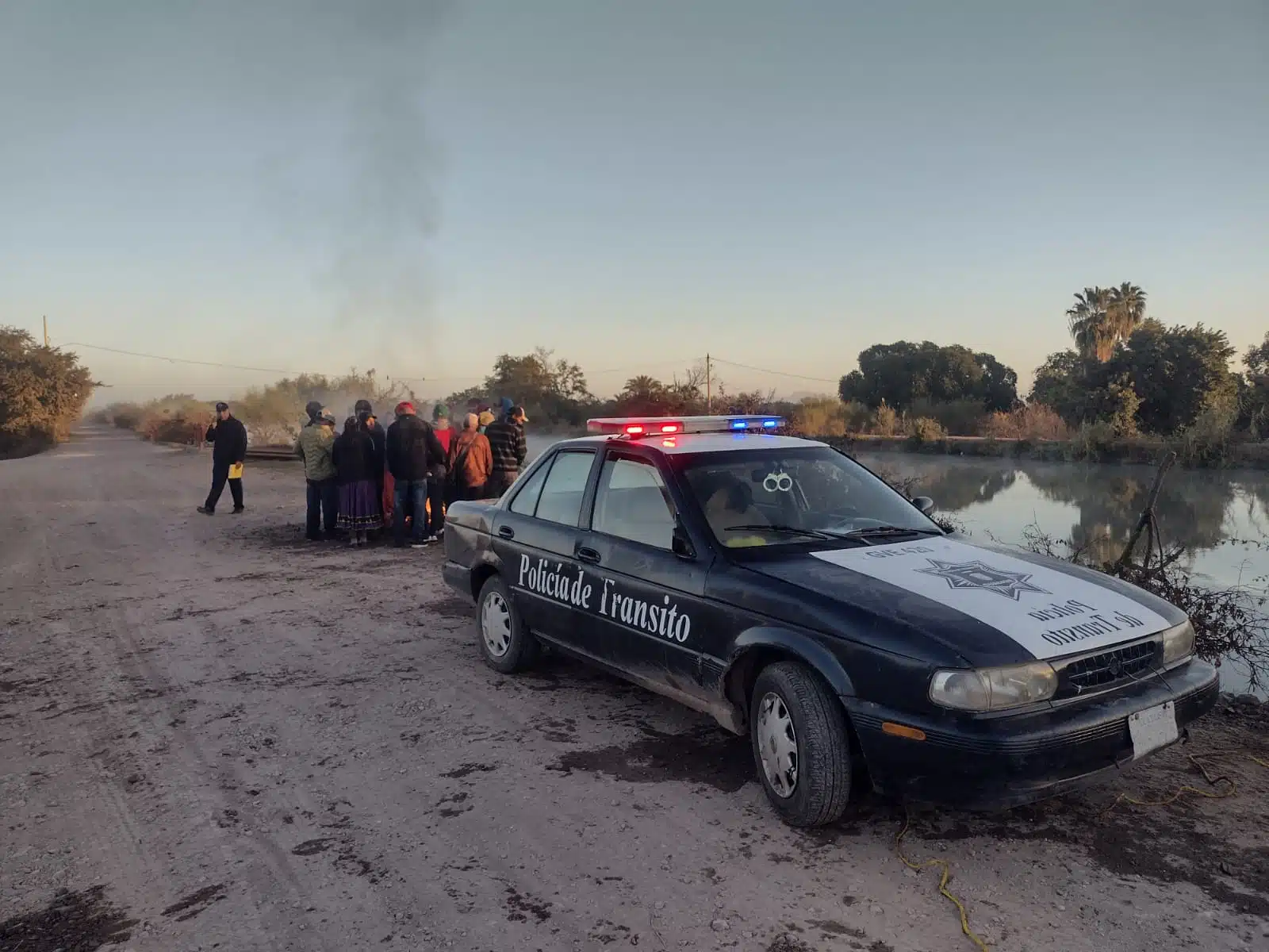 Policía de Tránsito de Guasave en el lugar donde cayó un camión de jornaleros en Juan José Ríos