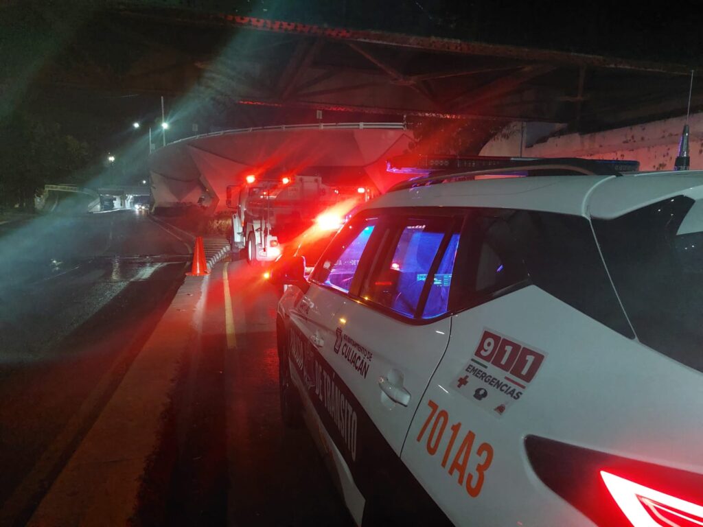 Camioneta de la Policía de Tránsito en el lugar donde un carro se incendió en Culiacán
