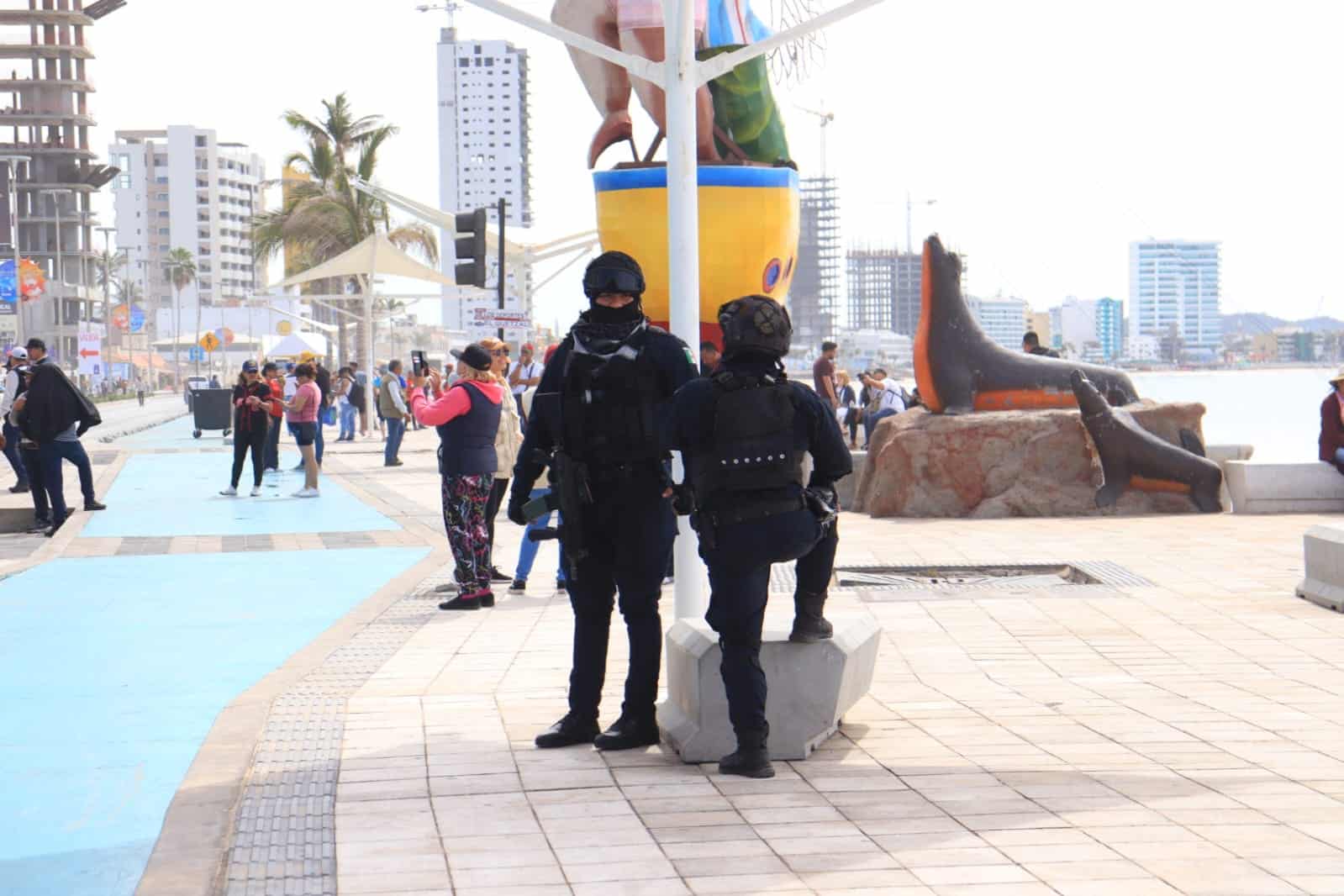 Policías en el malecón de Mazatlán durante el operativo por el Carnaval
