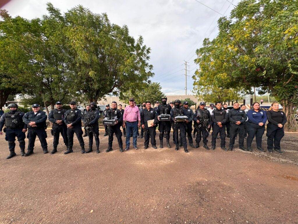 Policías municipales de El Fuerte reciben equipamiento