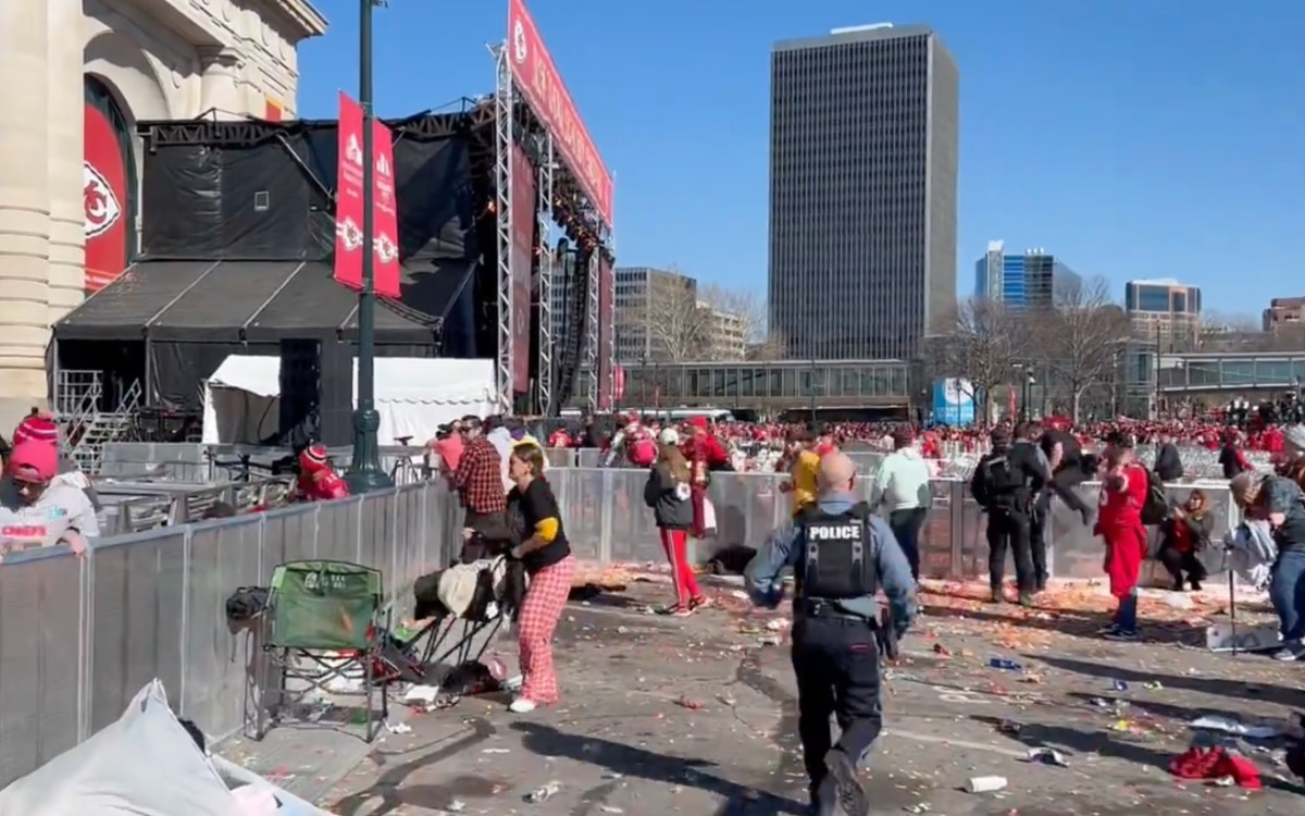 Por tiroteo en desfile del Super Bowl, llama Joe Biden a prohibir armas de asalto