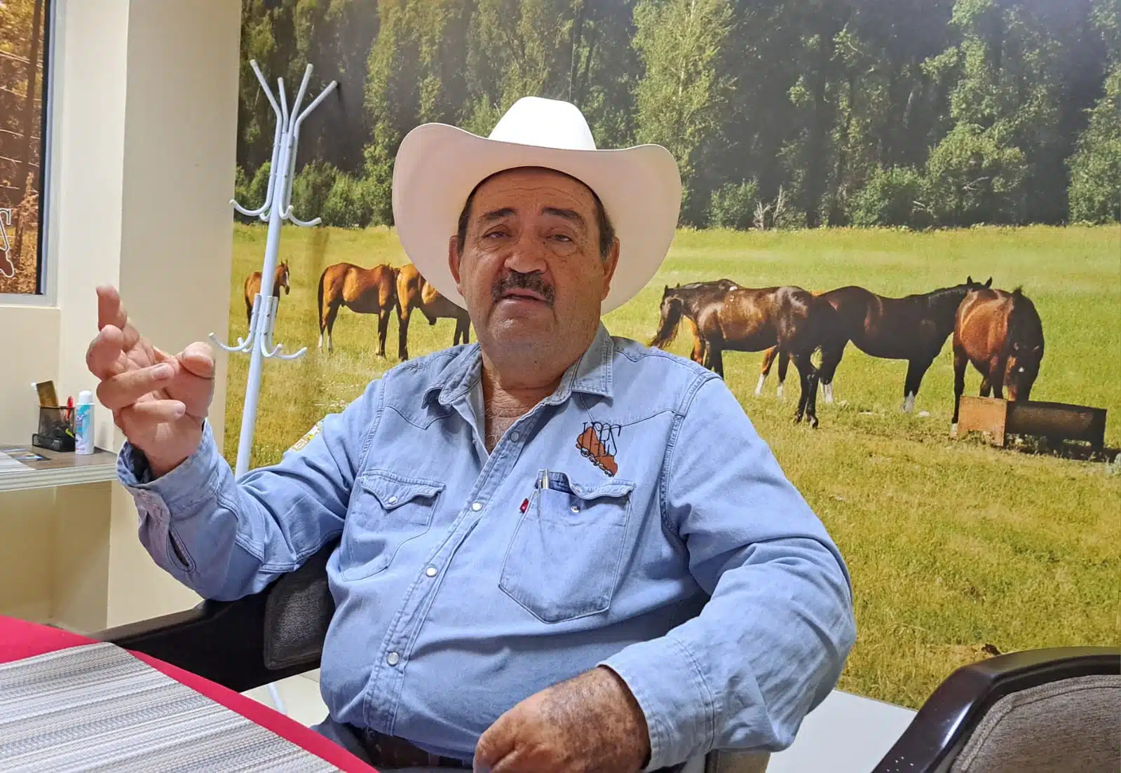 Mario Noel Camacho Angulo, presidente de la Unión Ganadera de Sinaloa, frente a un escritorio