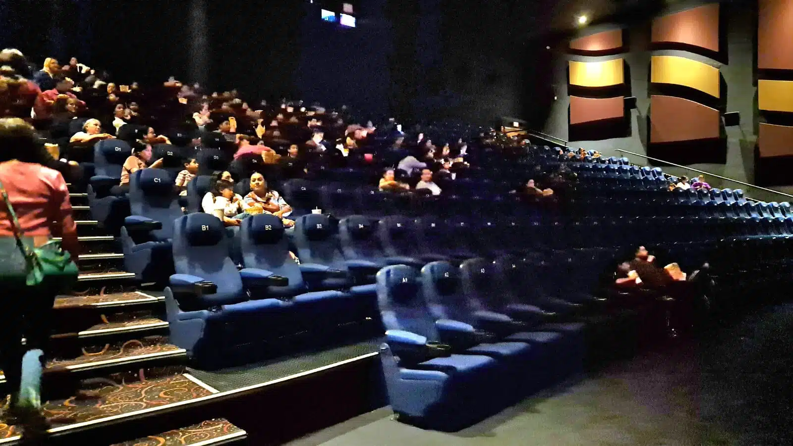 Sala de cine con niños y familiares para la película 