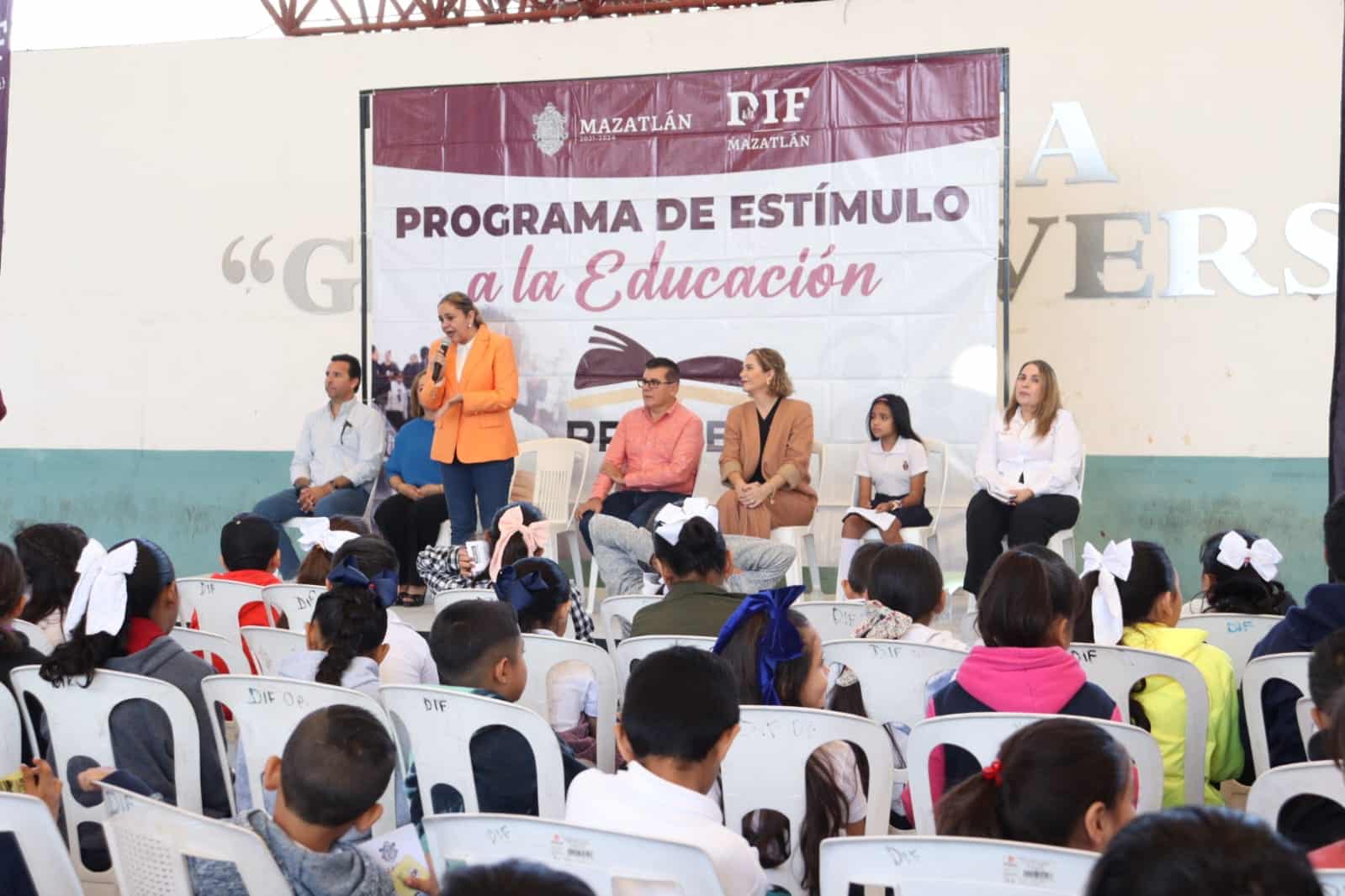Entregan apoyos del programa Estímulos a la educación
