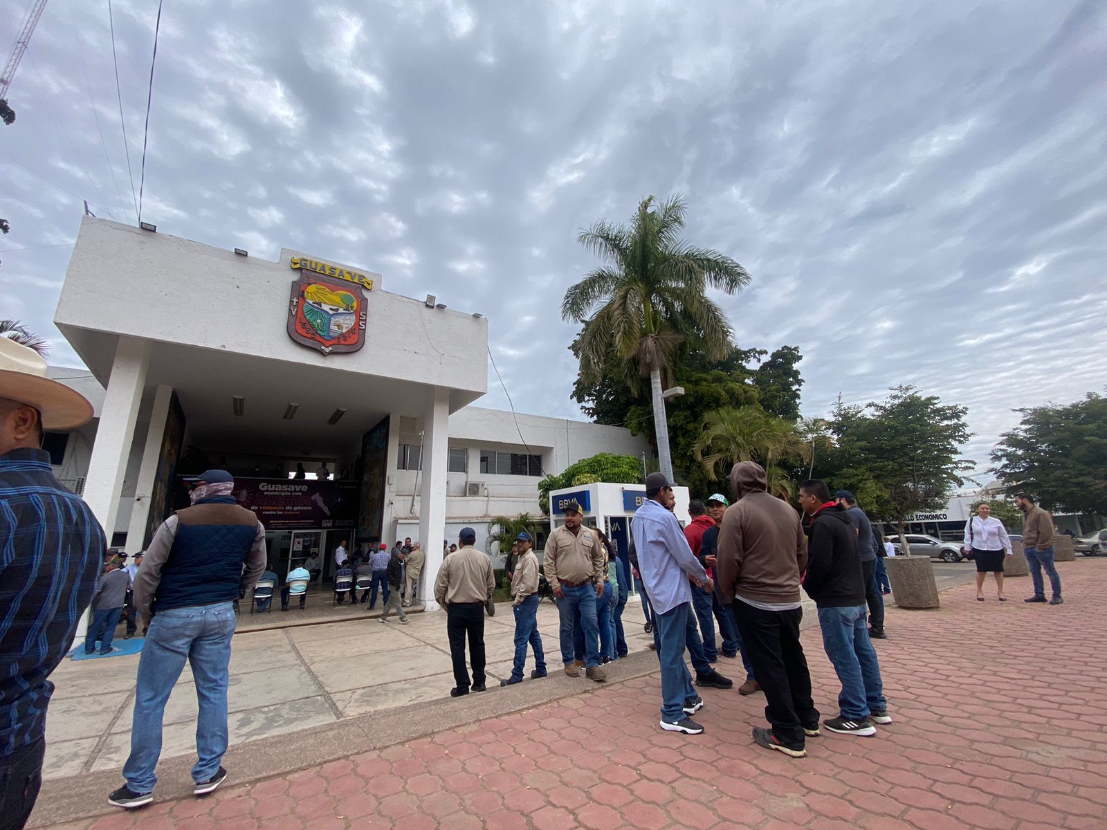 Sindicalizados de la Jumapag apostados en la explanada de Palacio Municipal