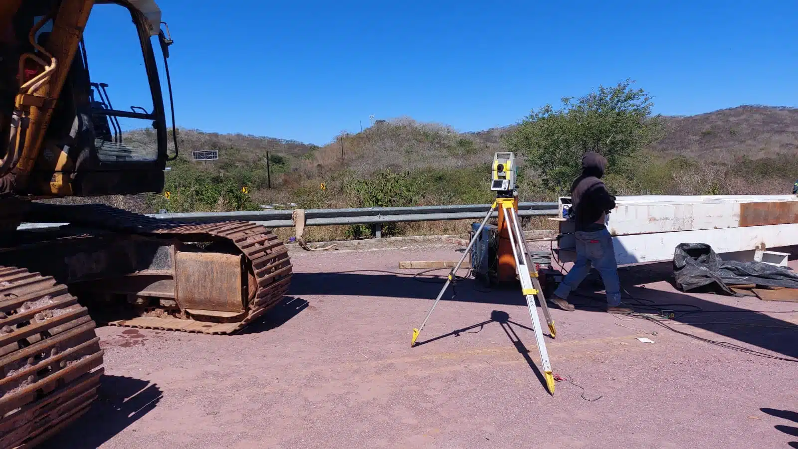 Maquinaria y personas trabajando en la obra del puente Habal-Cerritos en Mazatlán