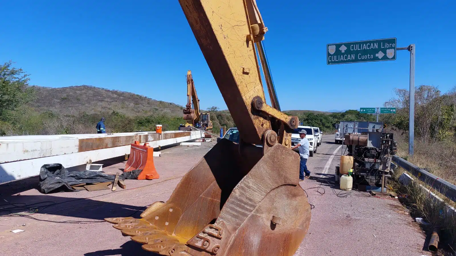 Maquinaria y personas trabajando en la obra del puente Habal-Cerritos en Mazatlán