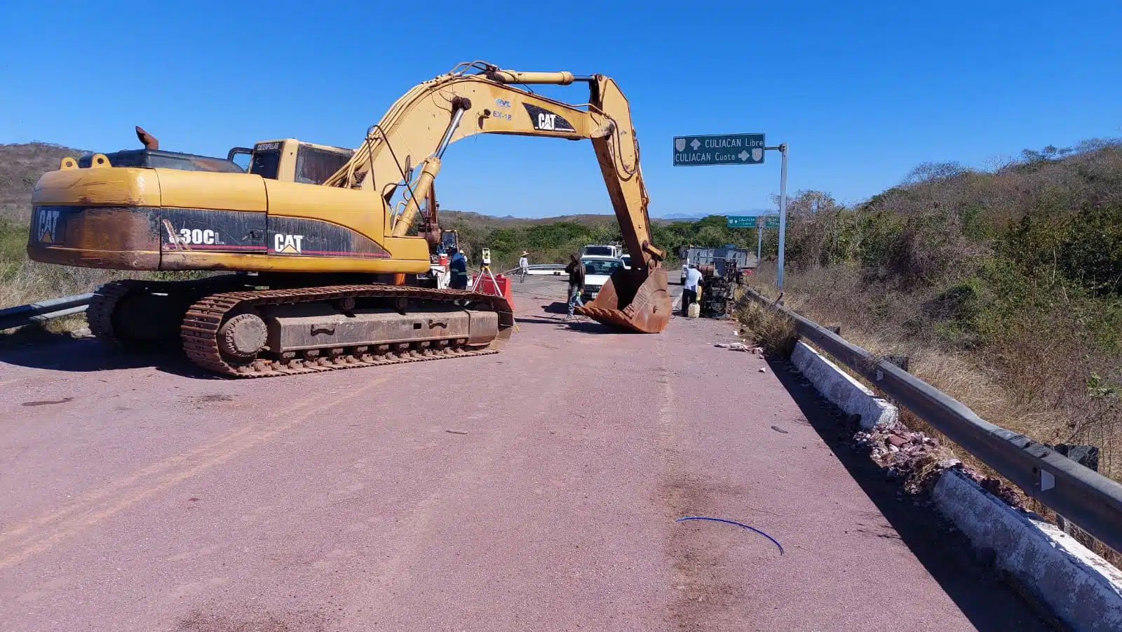 Maquinaria y personas trabajando en la obra del puente Habal-Cerritos en Mazatlán