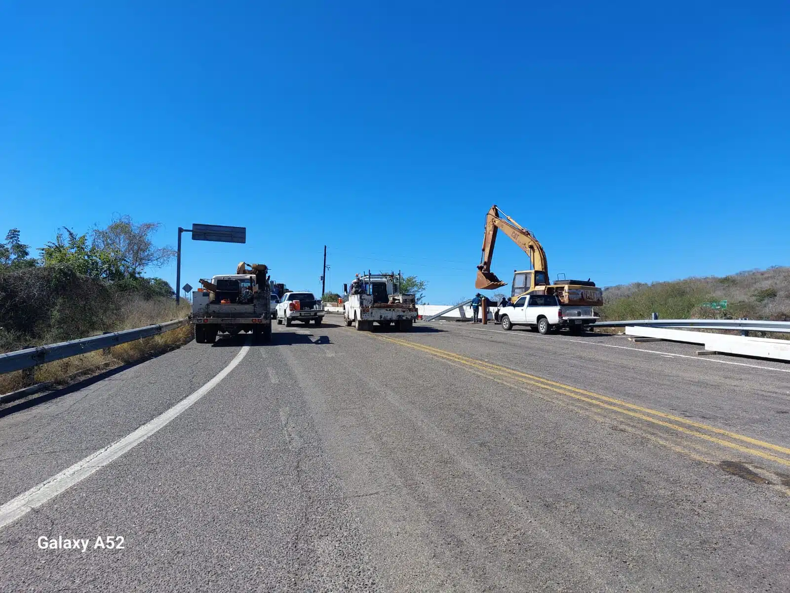 Maquinaria trabajando en la obra del puente Habal-Cerritos en Mazatlán