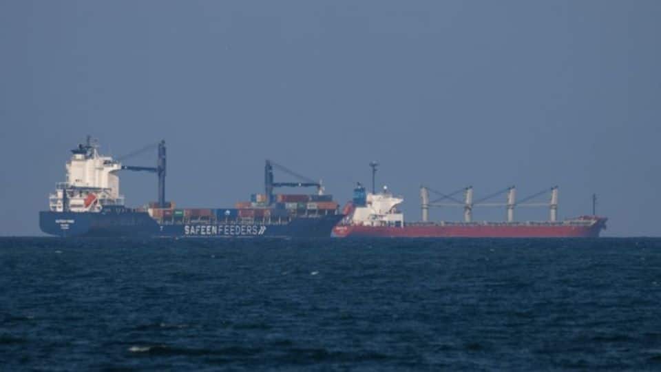 Rebeldes hutíes atacan barco que tenía como destino Irán, denuncia EU