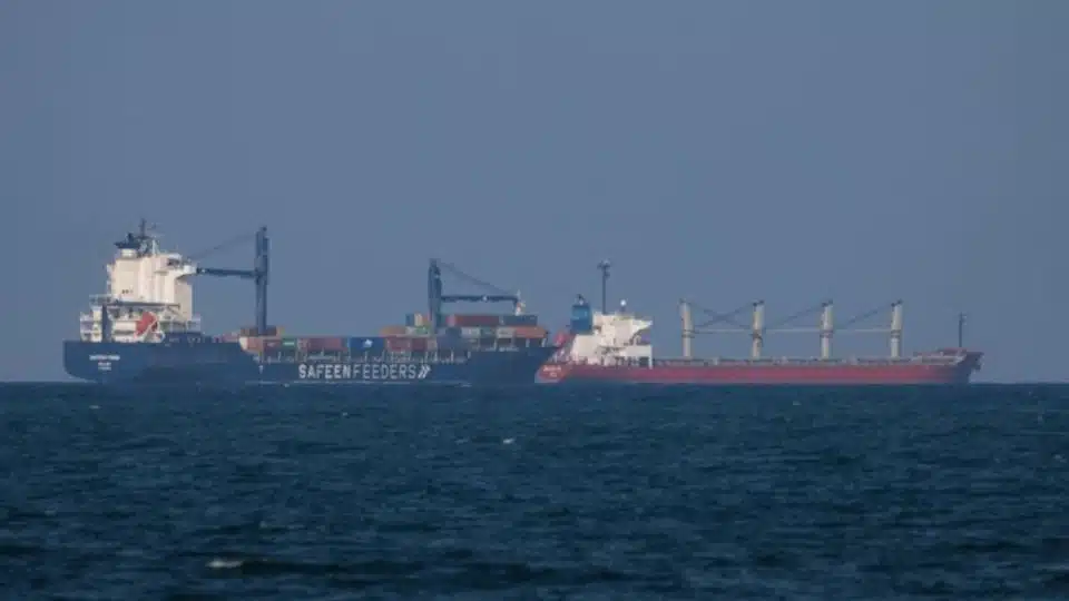 Rebeldes hutíes atacan barco que tenía como destino Irán, denuncia EU