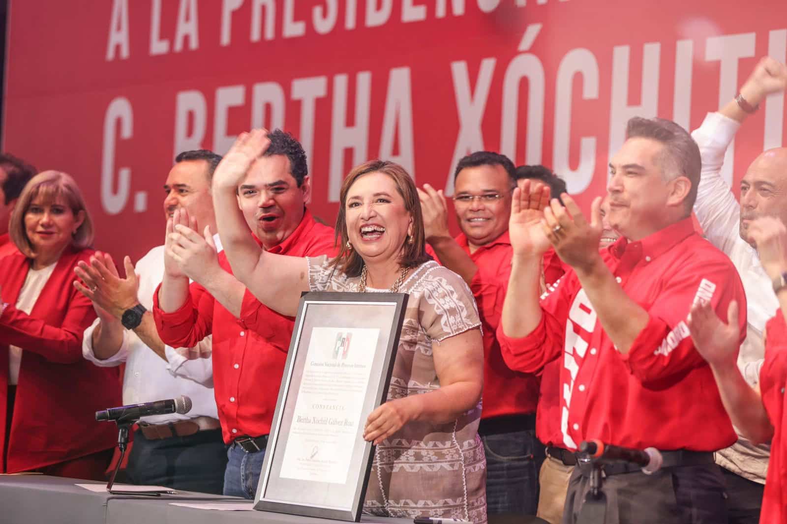 Recibe Xóchitl Gálvez constancia como candidata a la Presidencia de México