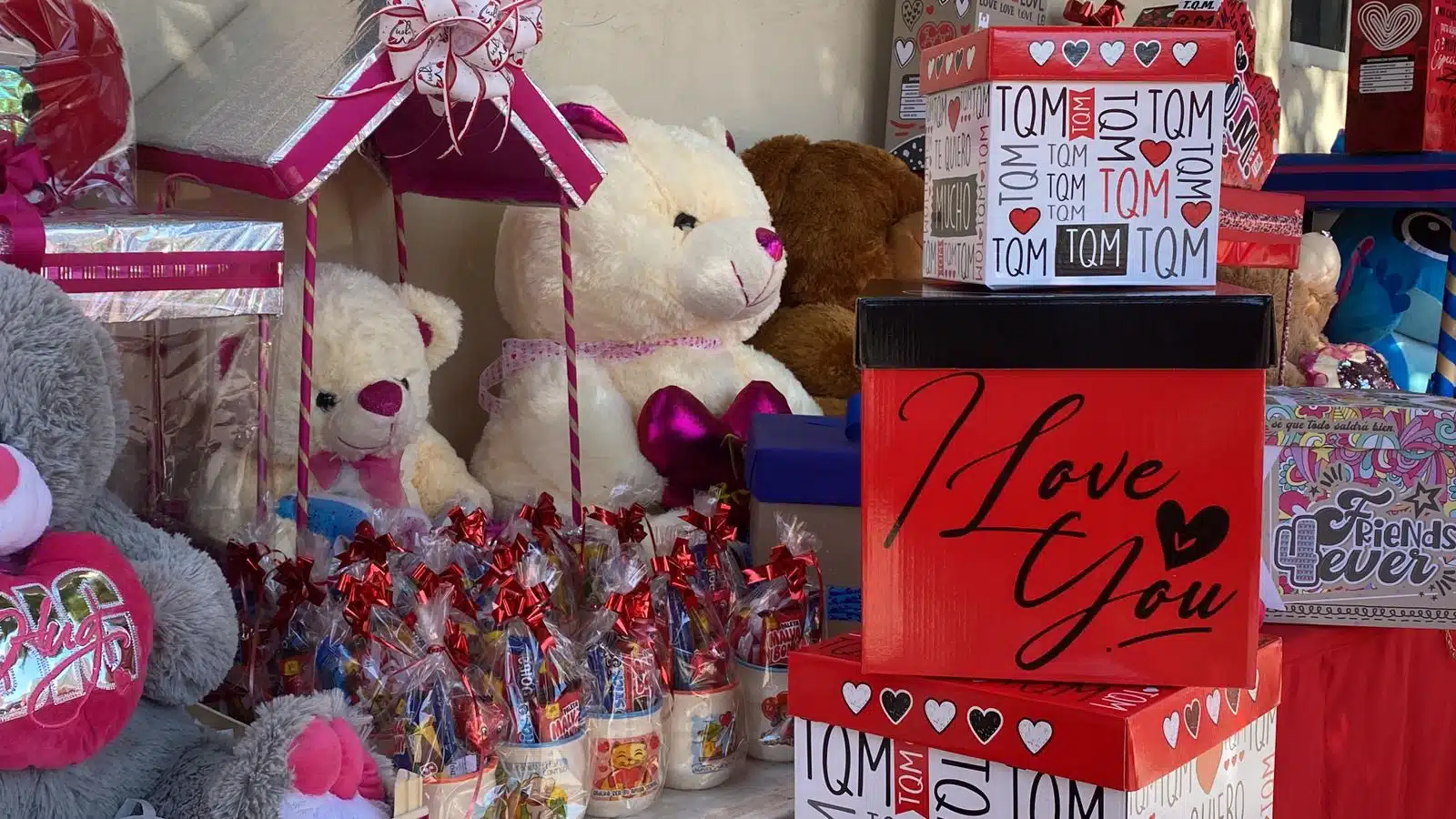 Peluches, dulces y cajas de regalos para el 14 de febrero por el Día del Amor y la Amistad en Guasave
