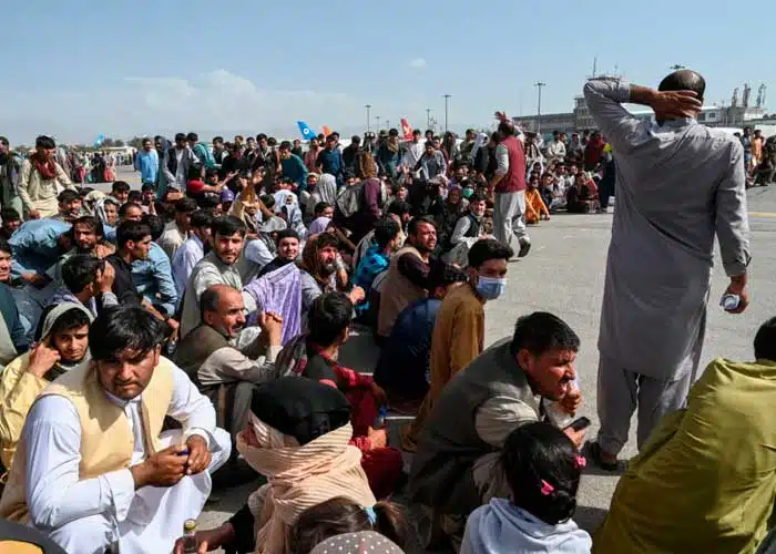 Régimen Talibán ejecuta a dos hombres a la vista de varias personas