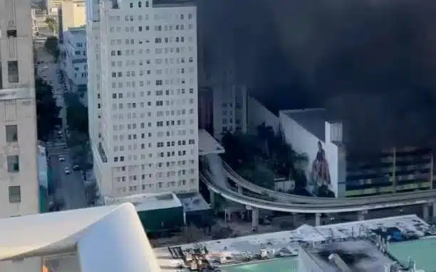 Reportan fuerte incendio en un estacionamiento de Miami