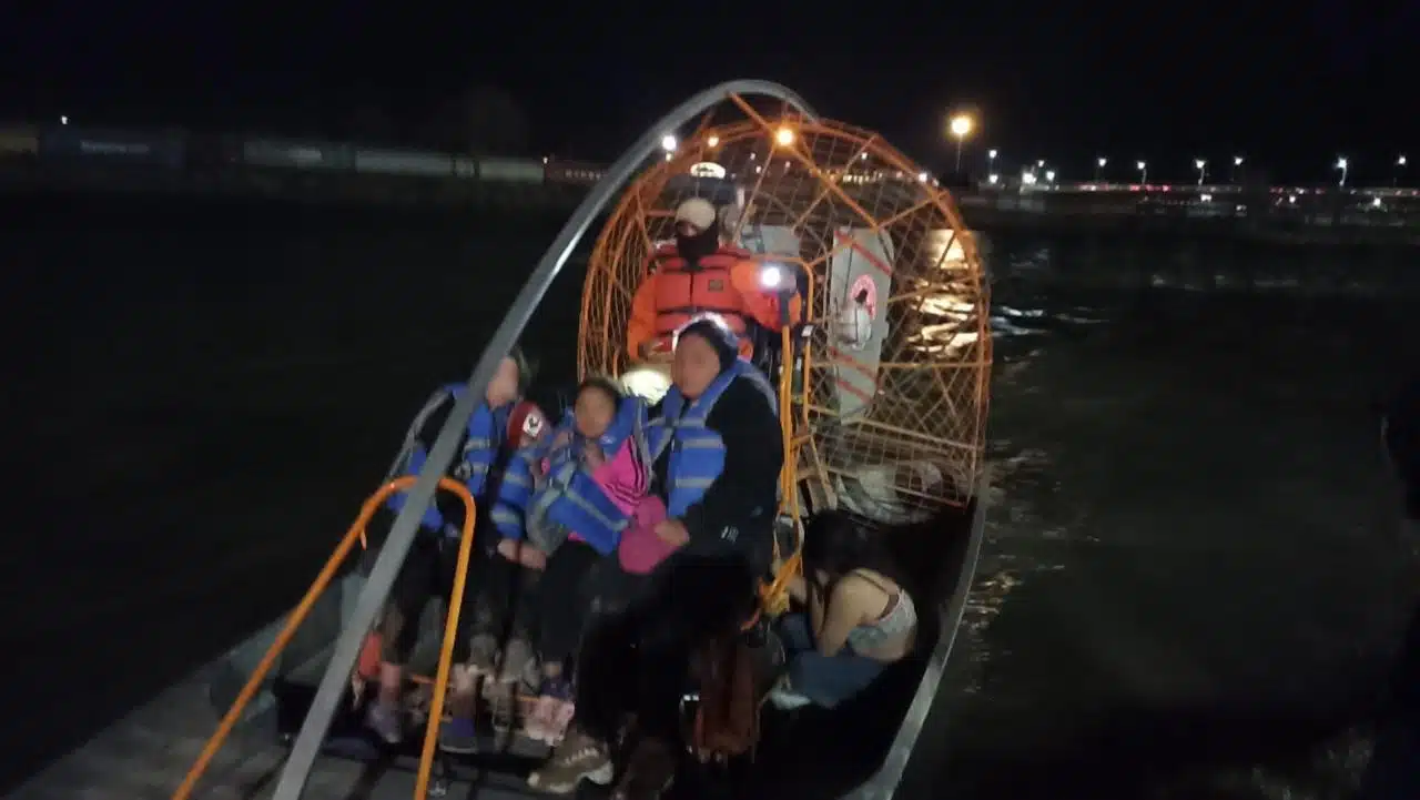 Rescatan a 11 migrantes en riesgo de morir por hipotermia en el Río Bravo