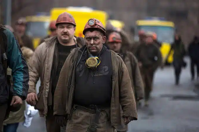 Rescatan a 113 mineros atrapados en dos minas de Ucrania, previo a un ataque ruso