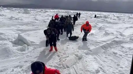 Rescatan a 82 pescadores que quedaron atrapados en un iceberg en Rusia