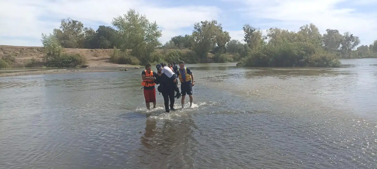 Rescate de personas en el Río Sinaloa en Guasave