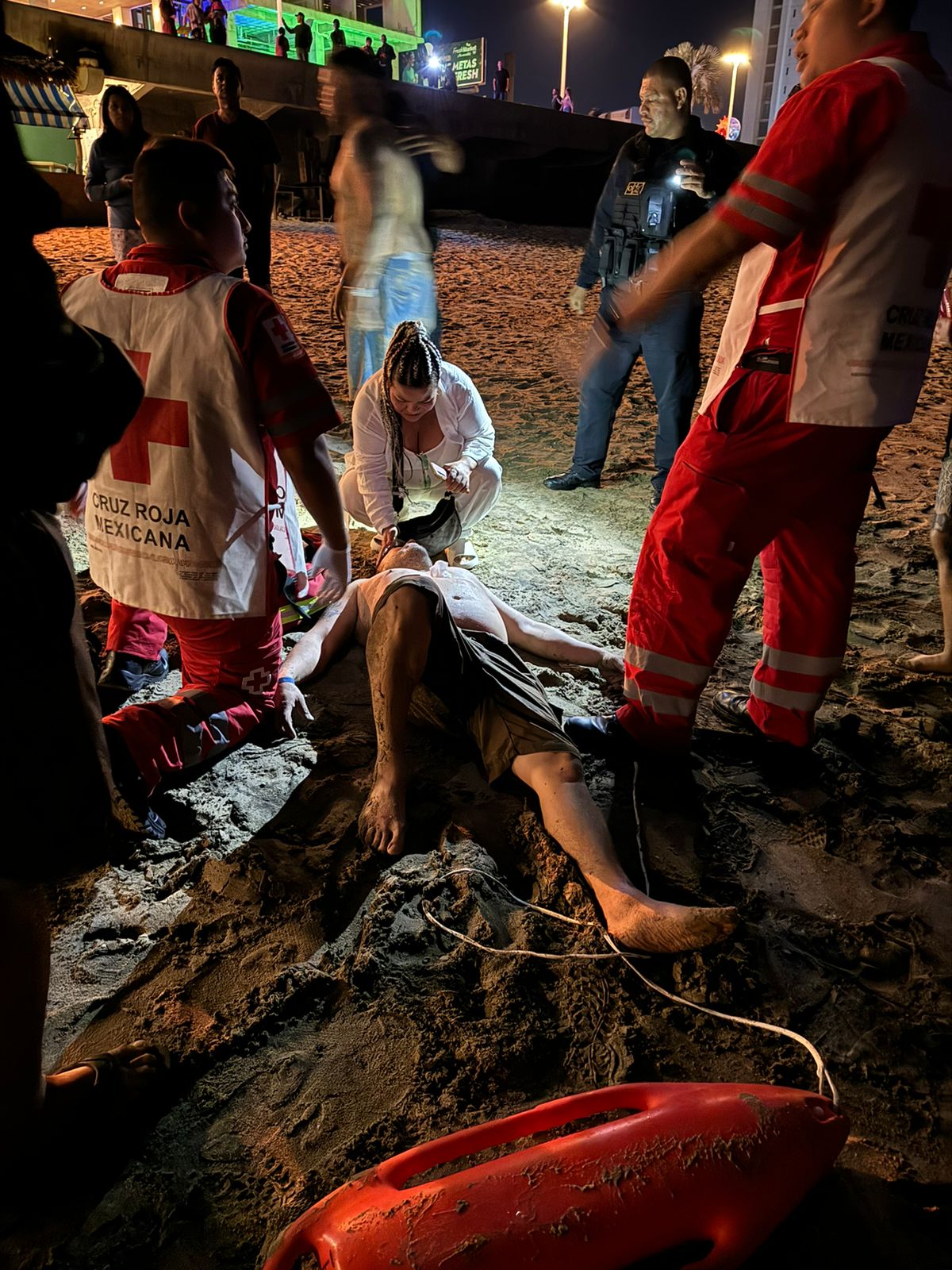 Agentes Policía Acuática se introdujeron al mar y rescataron a los tres jóvenes.