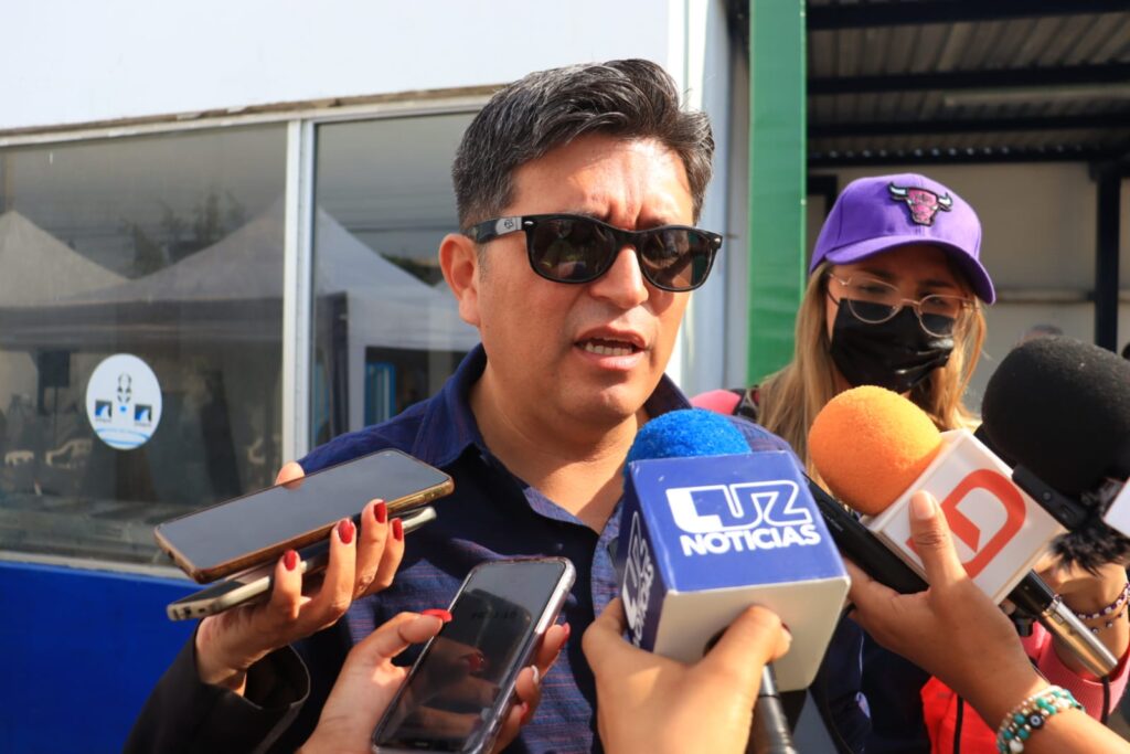 Rogelio Olivas Osuna en entrevista con los medios de comunicación en Mazatlán