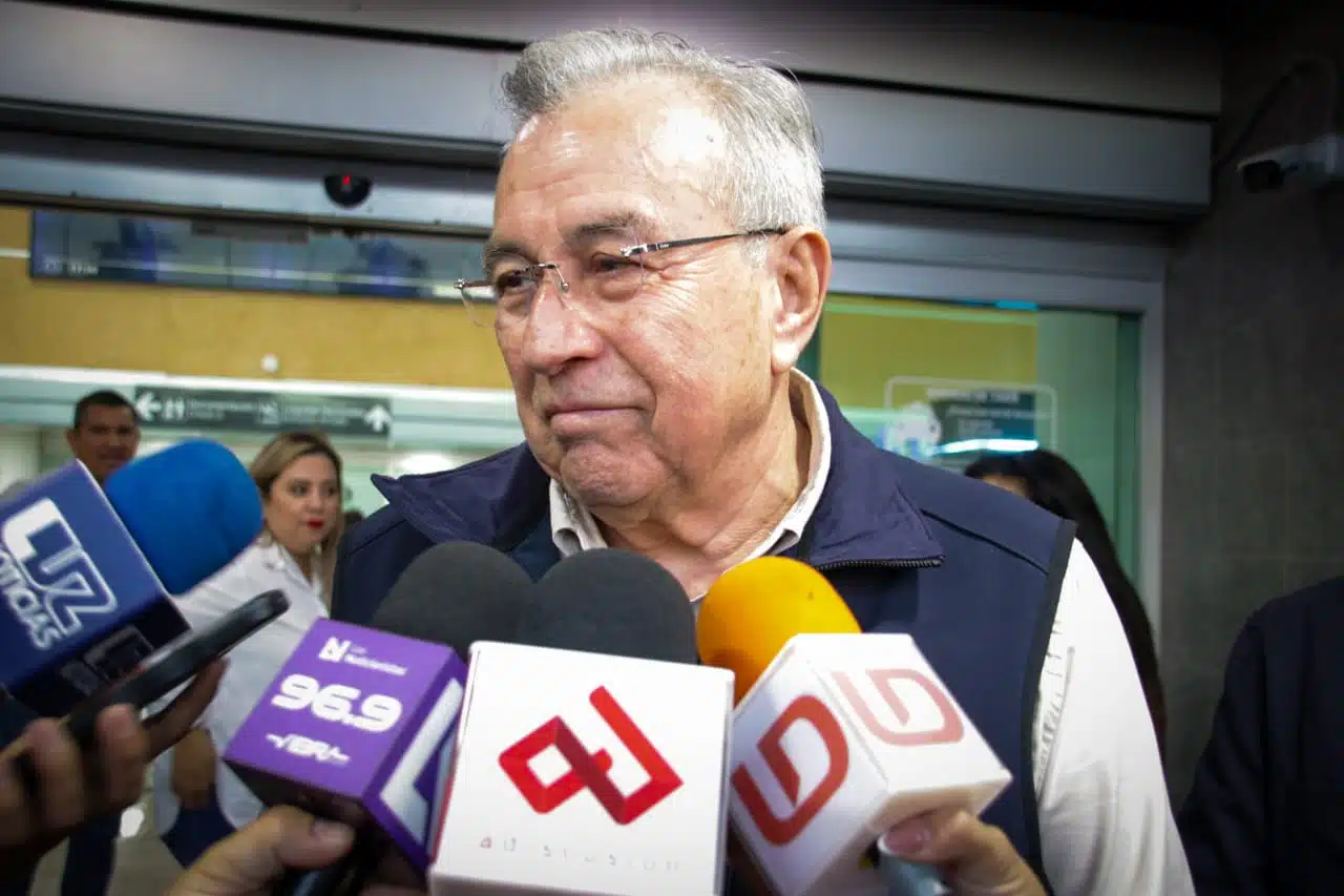 Rubén Rocha Moya en entrevista con los medios de comunicación en el aeropuerto Internacional de Culiacán