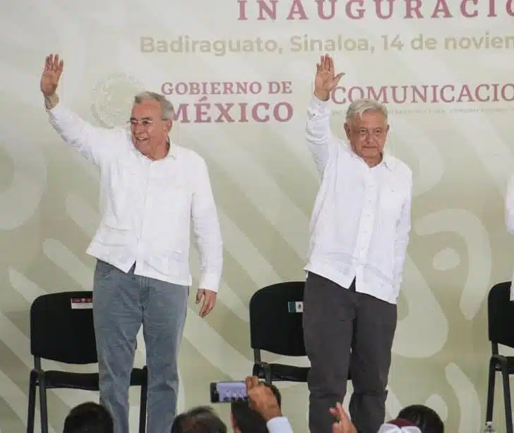 Rubén Rocha Moya y Andrés Manuel López Obrador saludando en un evento en Mazatlán