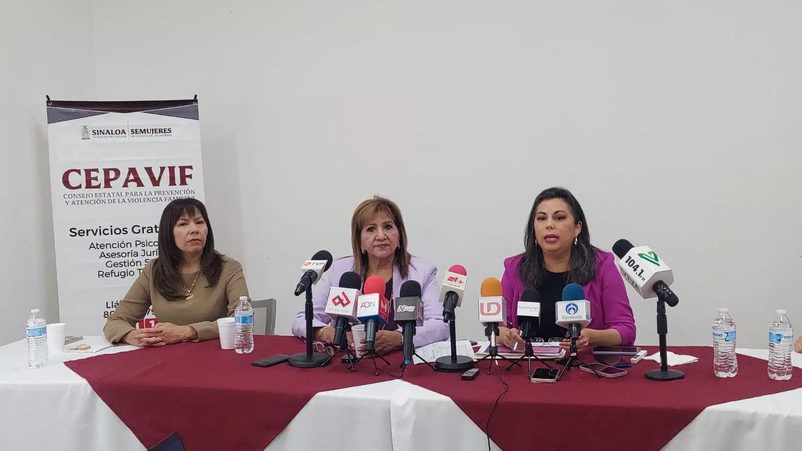 secretaria de las Mujeres, María Teresa Guerra Ochoa, Rosa María Gámez Mendívil, secretaria ejecutiva de Cepavif, en conferencia de prensa