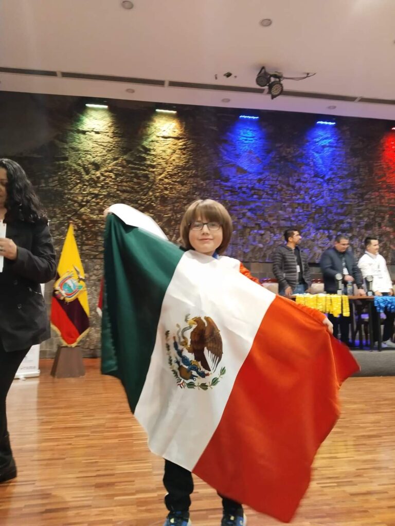 Samuel Said con la bandera de México