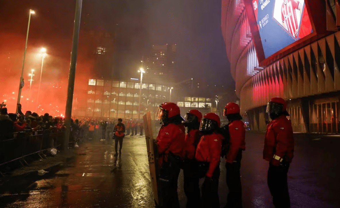 Agentes de policía vigilan en la entrada del estadio San Mamés