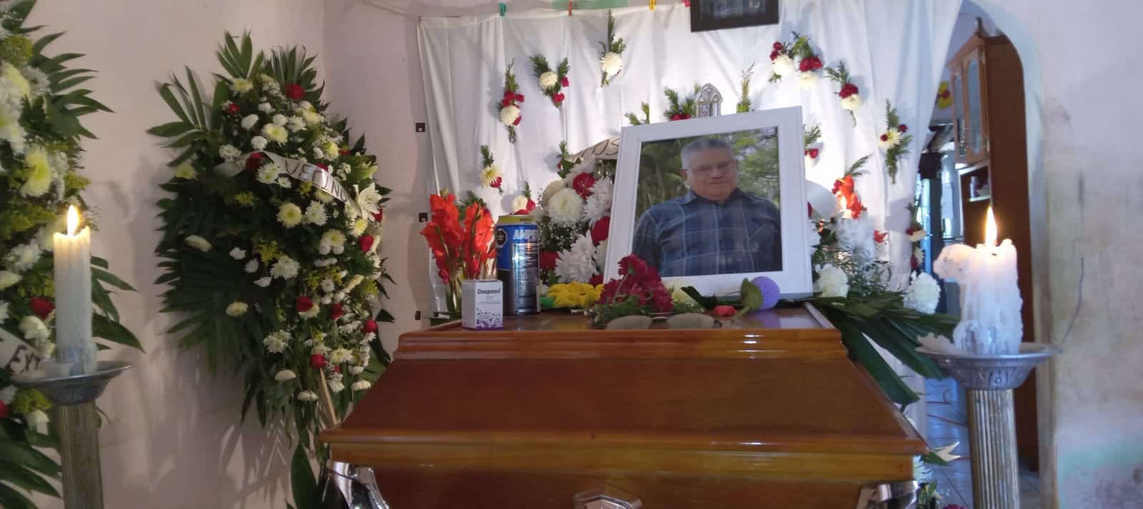 Caja fúnebre en velorio