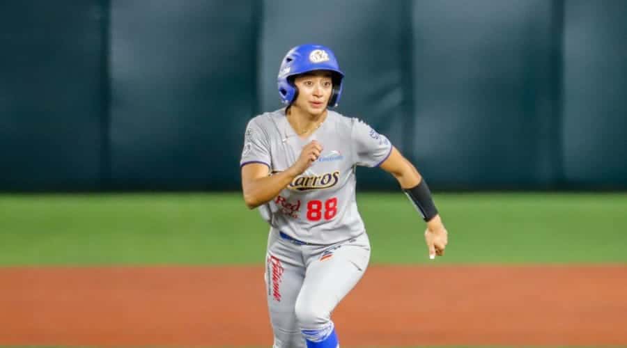 Silvia Ochoa, jardinera sinaloense de Charros Softbol