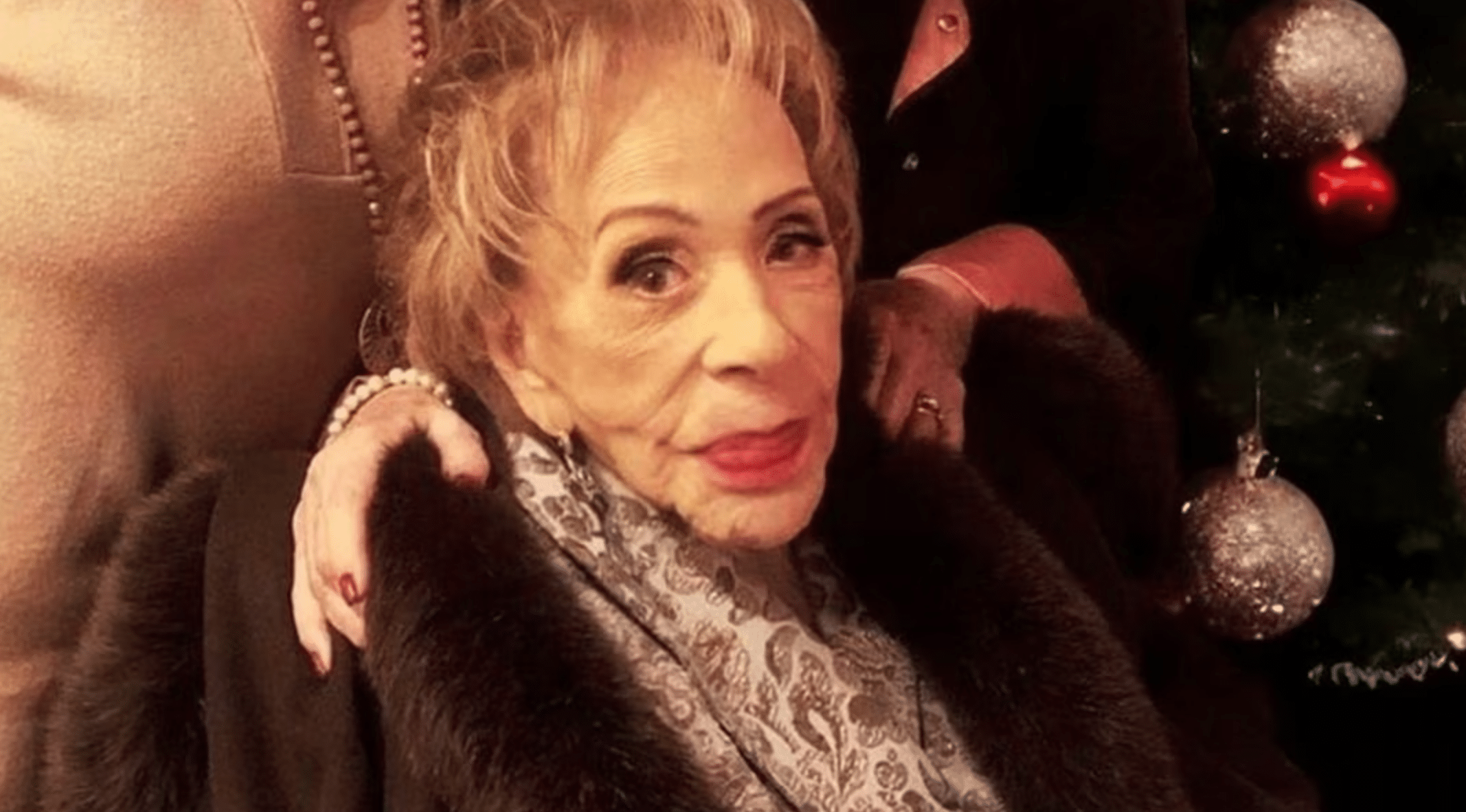 Silvia Pinal reunida con su familia