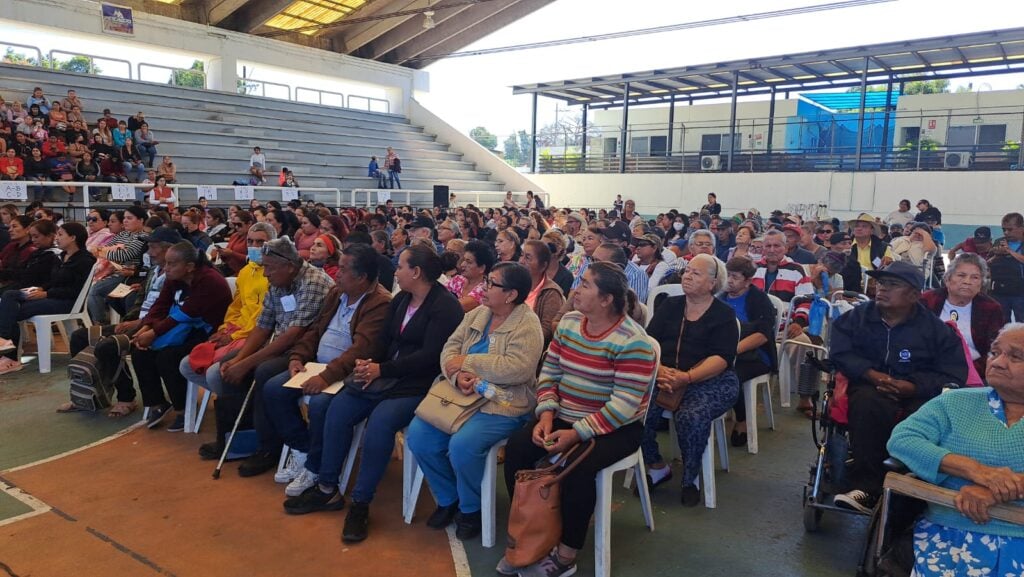 Personas esperando pago de DIF Mazatlán