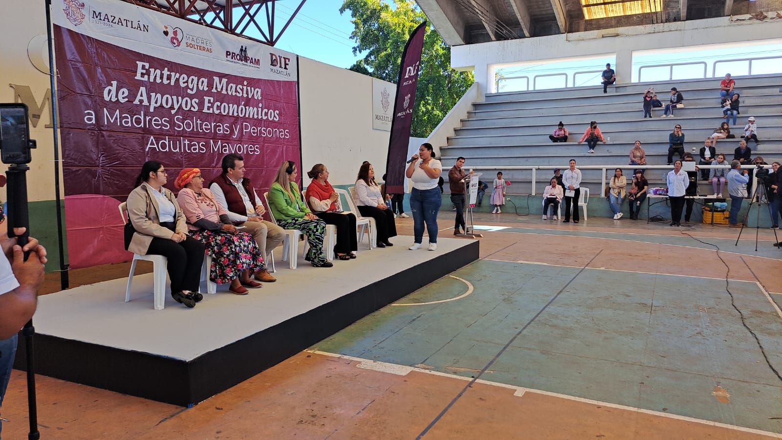 Autoridades de Sistema DIF Mazatlán entregando pago