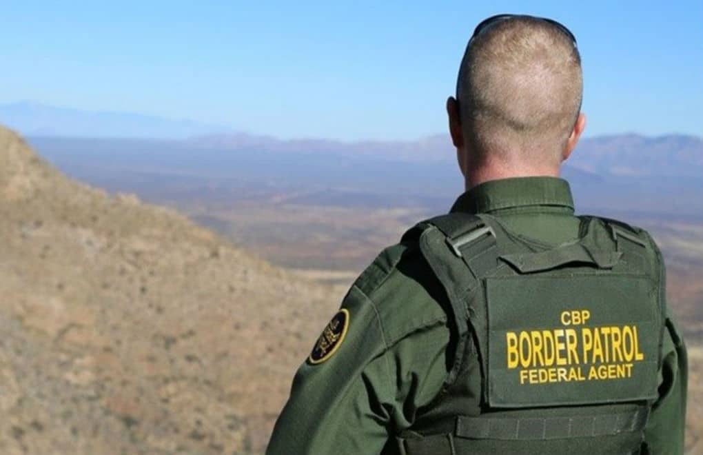 Sorprenden a migrantes cruzando a través del drenaje a Texas
