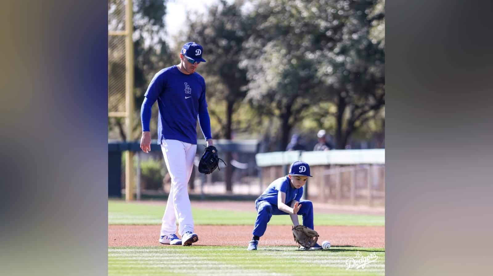 Freddie Freeman en prácticas con su hijo Charlie Freeman