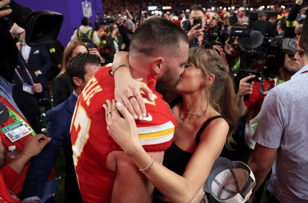 Taylor Swift besa a Travis Kelce