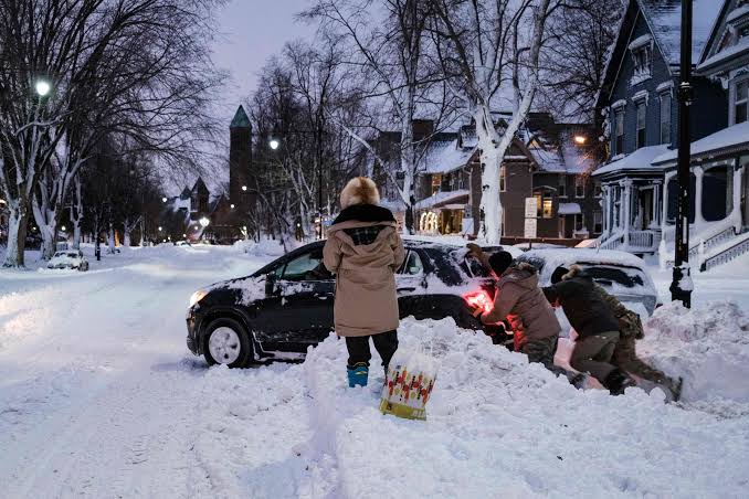 Suspenden vuelos y clases en Estados Unidos tras fuertes nevadas