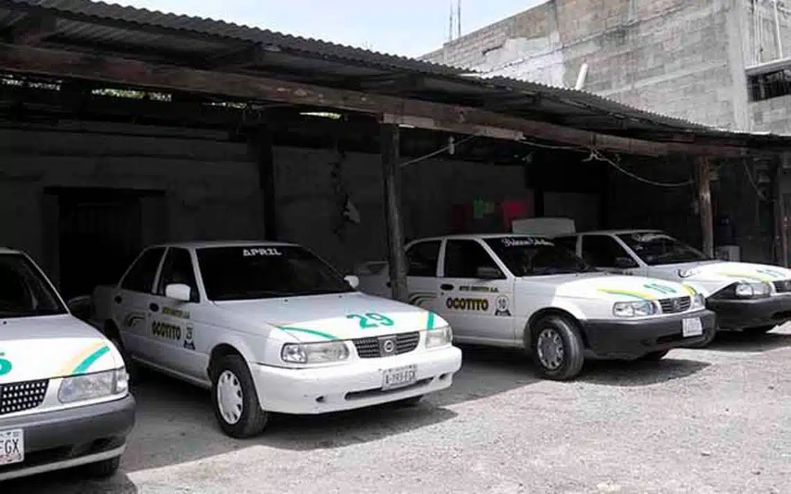 Taxis de Chilpancingo estacionados bajo una techumbre